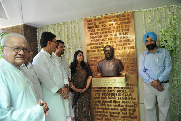 Dr. V Kurien&rsquo;s bust & dedicated website unveiled by Ms. Nirmala Kurien